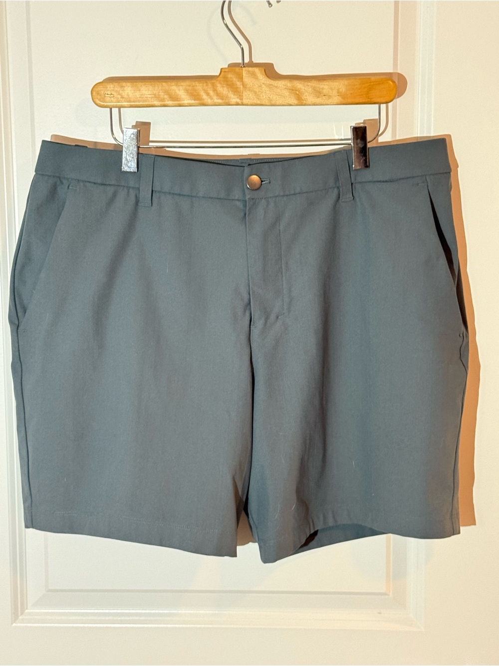 lululemon ABC classic fit 7” warpstream Men's Gray Flat-Front Shorts